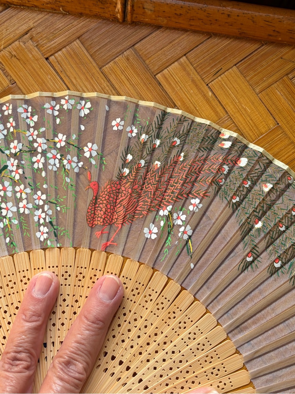 Vintage Asian Hand Fan Lot of 3, 2 carved sandalwood & 1 painted peacock - Picture 9 of 13